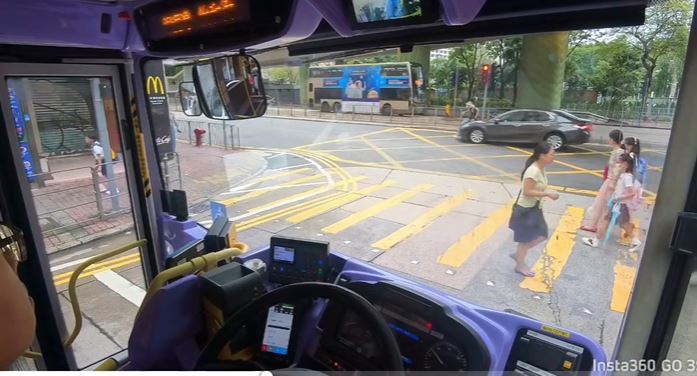 男子先從維園方向走出橫過兩條來回行車線。fb 車cam L（香港群組）  
