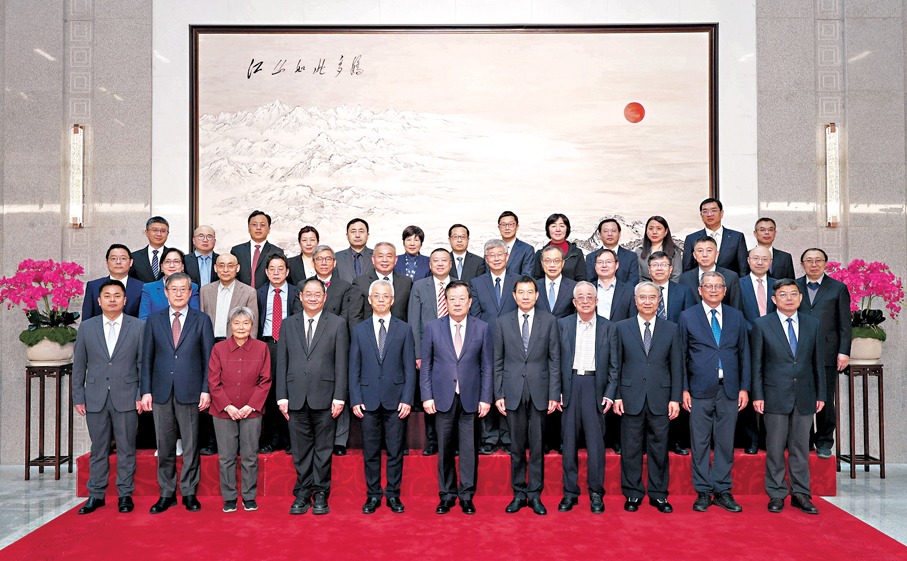 3月30日下午，中央港澳办主任夏宝龙在北京会见《港澳研究》期刊新任顾问、编委。港澳办官网