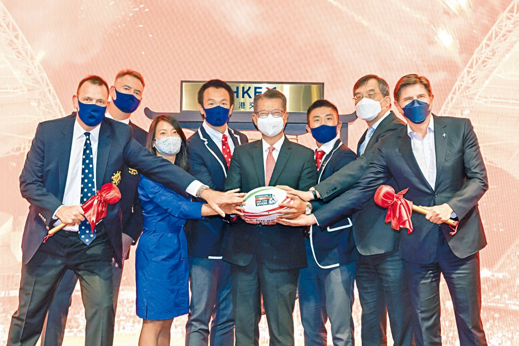 左起︰香港欖球總會主席蒲敬思、欖球總會行政總裁麥偉彬、滙豐香港區行政總裁林慧虹、男子七人欖球代表隊成員姚錦成、財政司司長陳茂波、男子七人欖球代表隊成員李卡度、國泰航空行政總裁鄧健榮和港交所集團行政總裁歐冠昇。