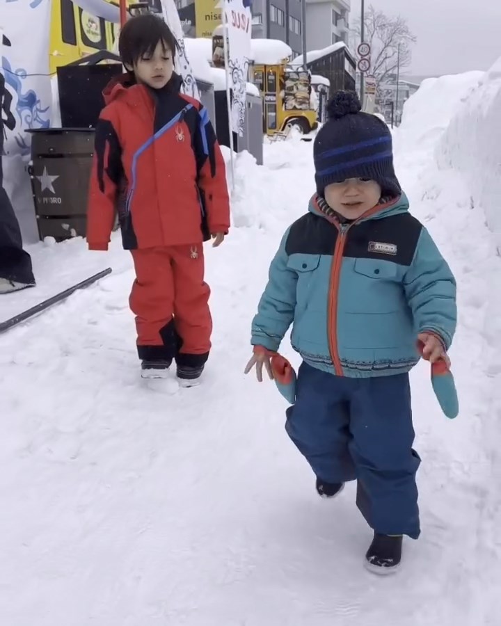 周圍都有雪。