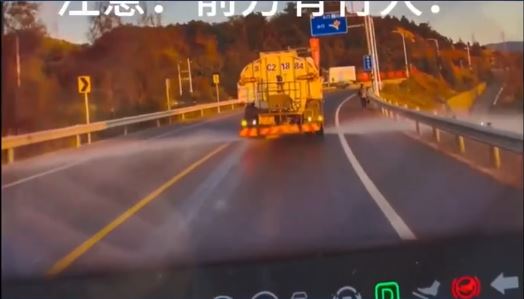 溫州有洗街車灑水時會避開「阿Sir」但無視路人，遭外界批評雙重標準。抖音