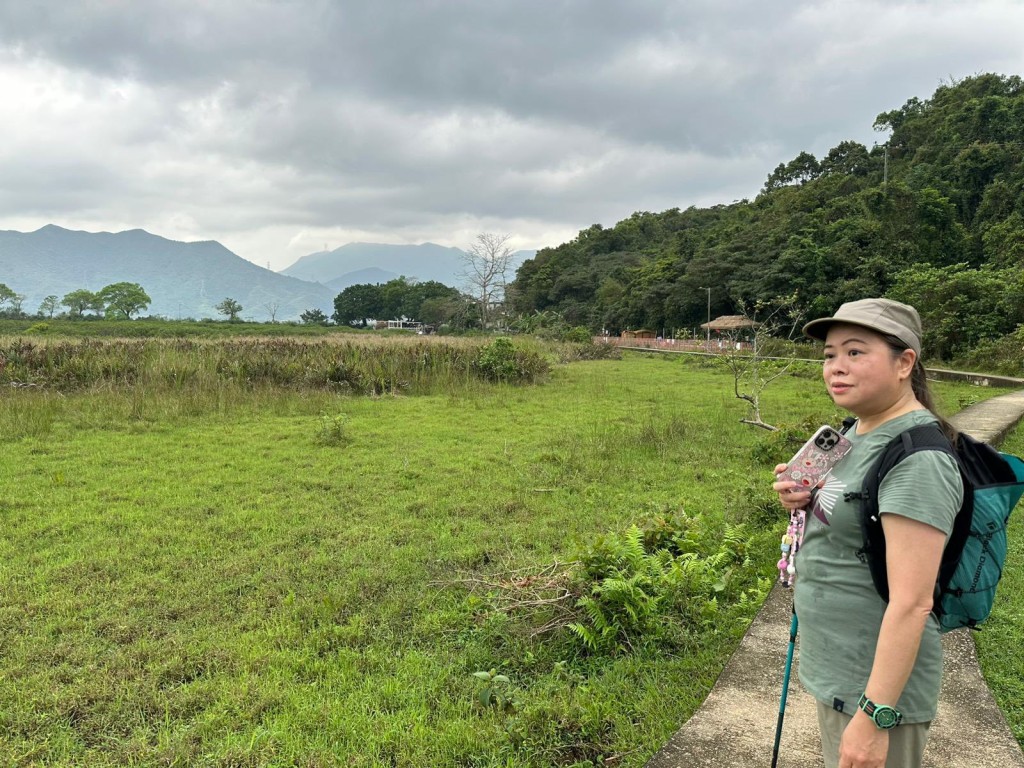 她形容今日天氣「密雲不雨，甚至有少許陽光」。羅淑佩FB