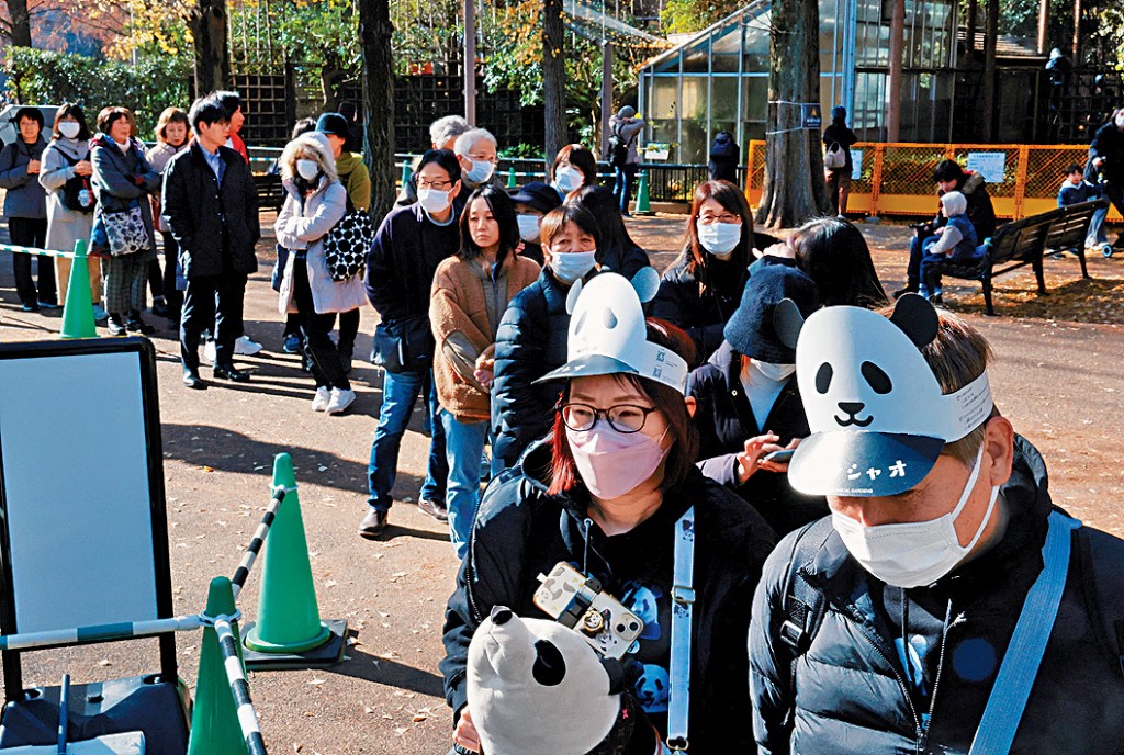 東京上野動物園外大排長龍。