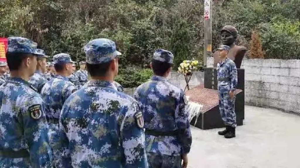 駐港部隊官兵烈士陵園追思英雄。駐港部隊圖片
