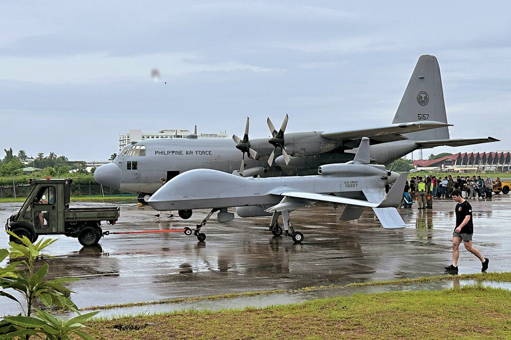 菲國南部三寶顏機場可見停放了一架美國海軍無人機及一架菲律賓運輸機。