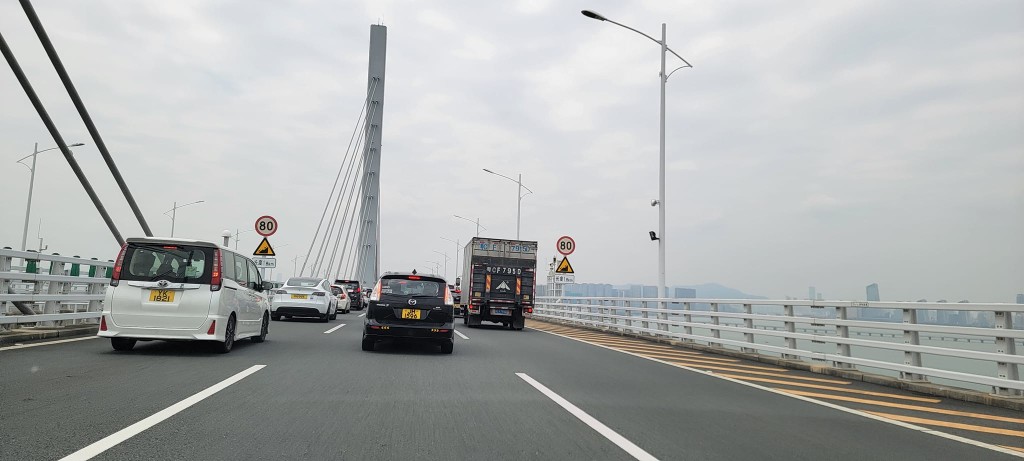 自駕遊經港珠澳大橋北上的巿民表示比較塞車。網絡圖片