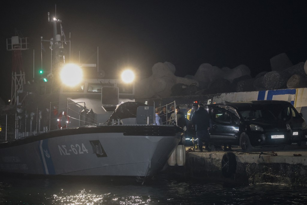 希腊南部外海移民船失去动力，至少18人疑因失温及饥饿死亡，仅两人获救。路透社