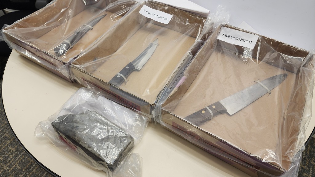 食環署人員檢走一批屠宰工具。
