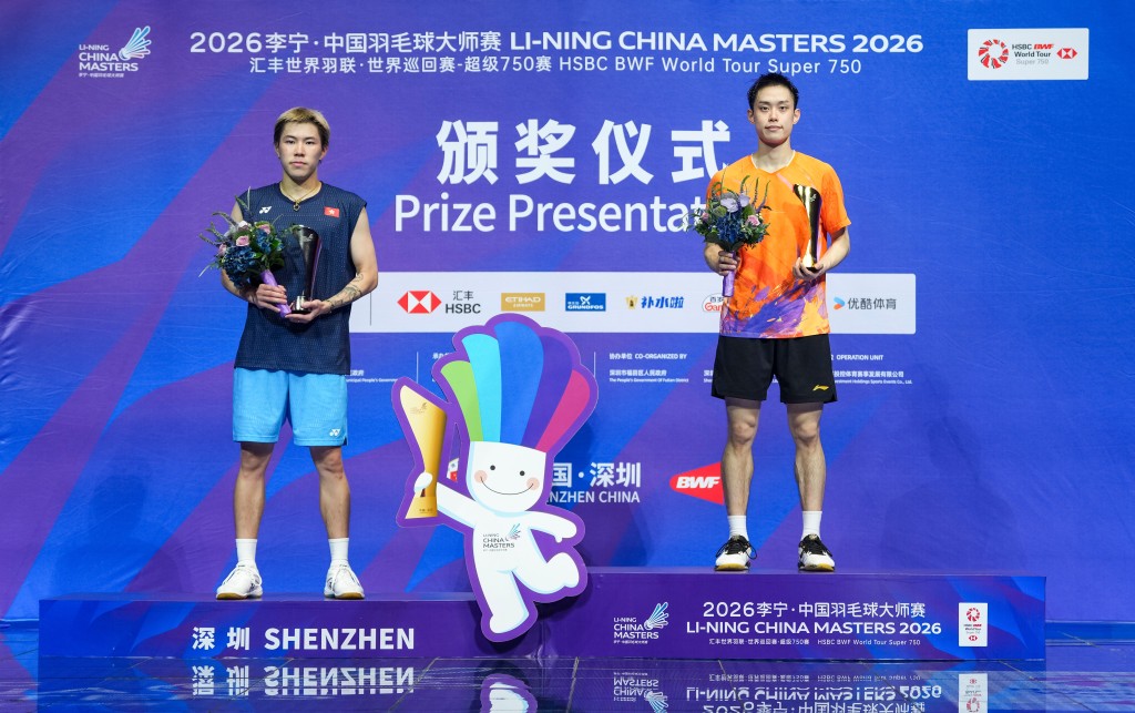 中国羽毛球大师赛，港将吴英伦男单封王、李卓耀屈居亚军（图左）。新华社