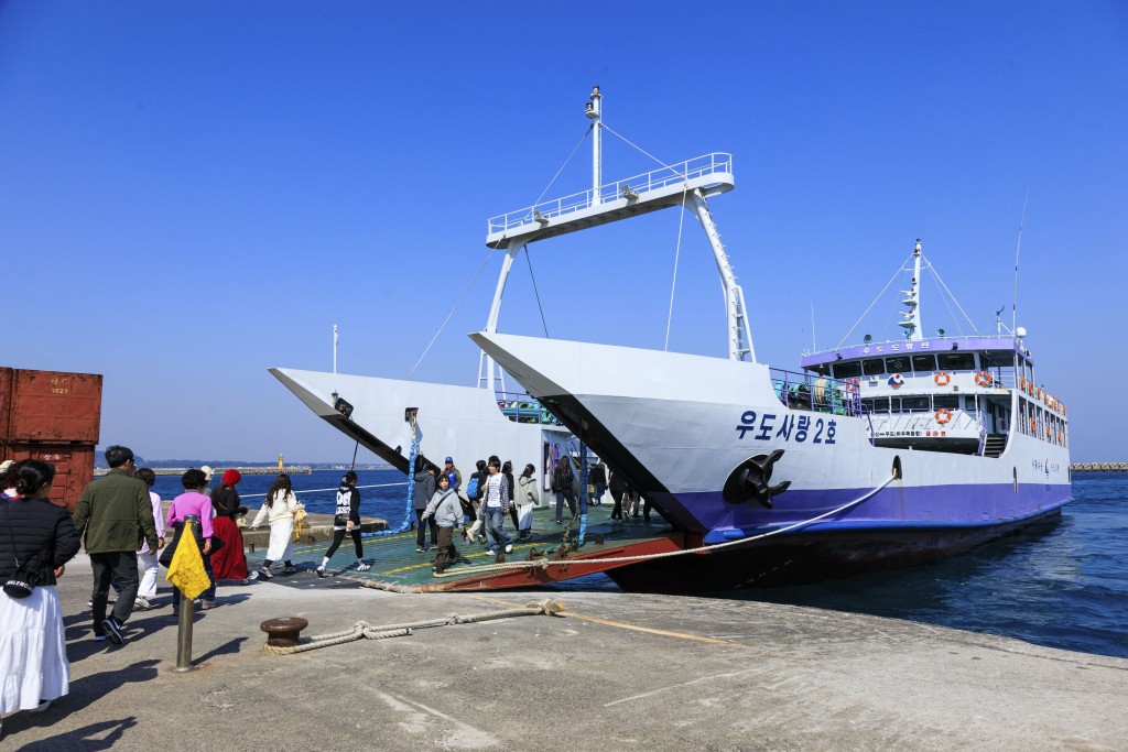 前往牛島的渡輪。（法新社）