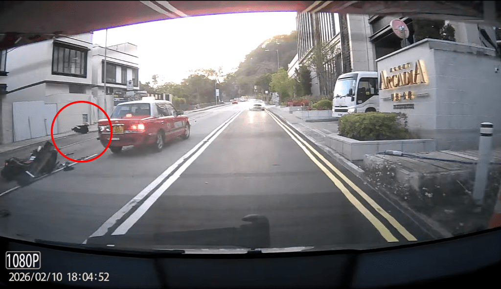 鐵騎士拋飛數米,之後跌倒在行人路邊(紅圈示)。網上片段截圖 鐵騎士拋飛數米,之後跌倒在行人路邊(紅圈示)。網上片段截圖