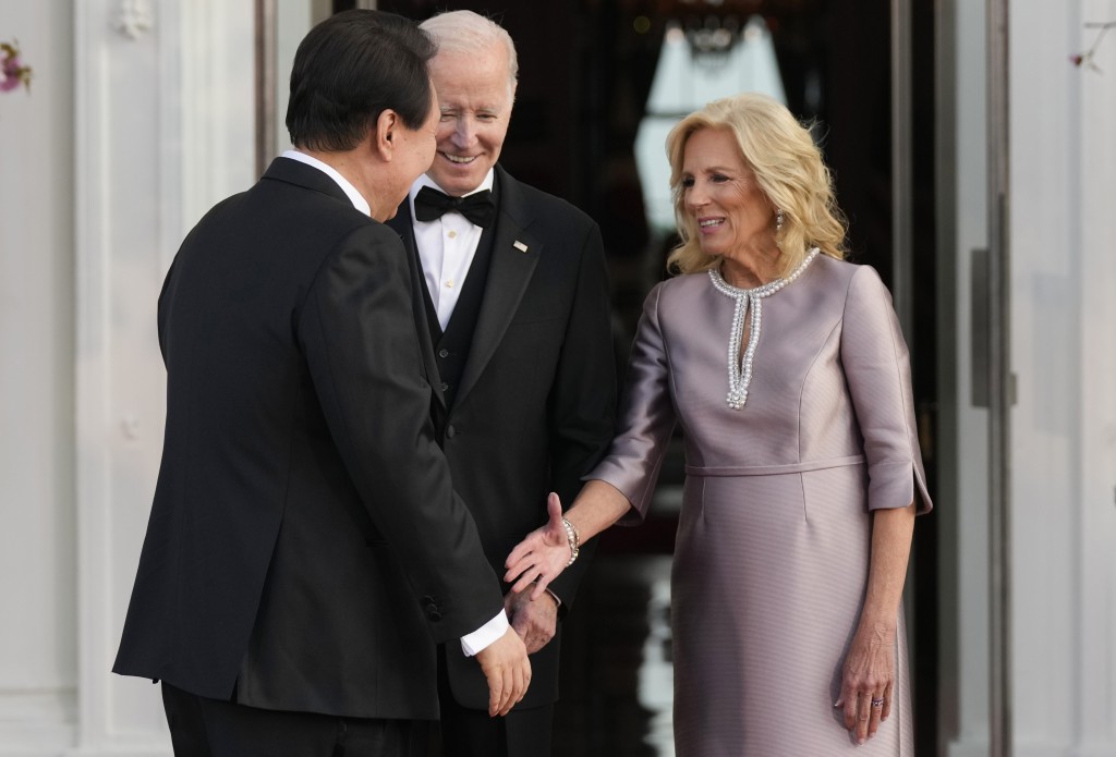 拜登在白宫迎接到访的尹锡悦。美联社