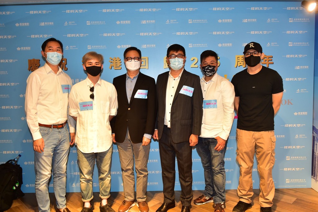 由銀都機構總裁陳一奇(右三) 將《美麗香港人‧情‧事》短片拍攝比賽優化，成為回歸電影。
