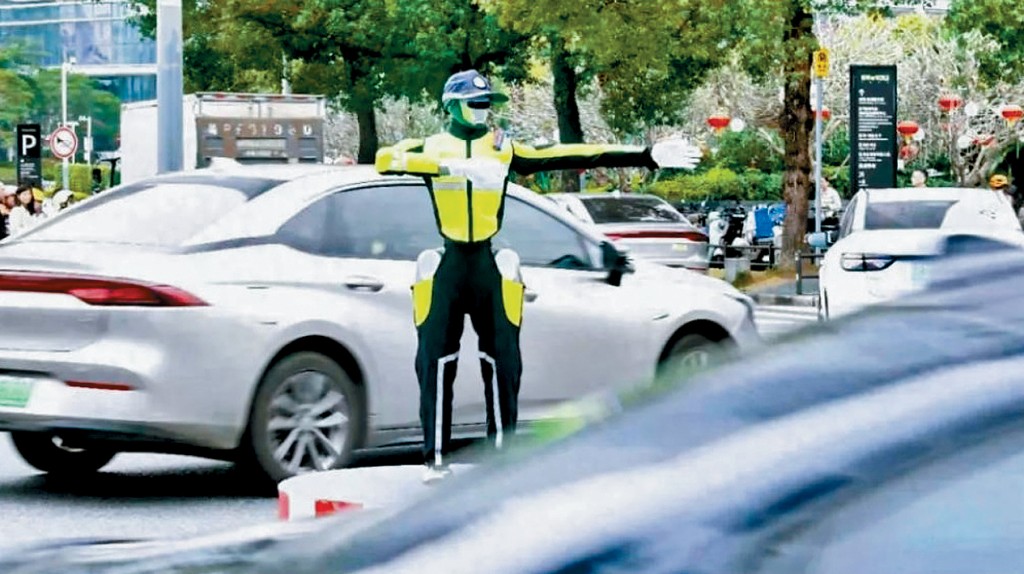 機械人交警於深圳龍崗區阪田街道指揮交通。