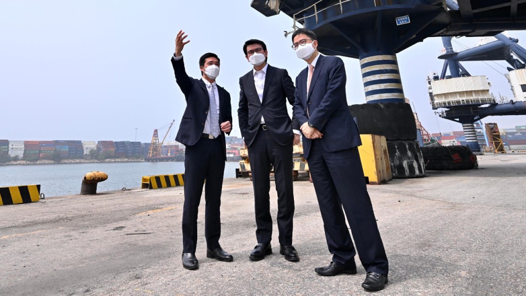 邱騰華視察屯門內河碼頭。政府新聞處圖片