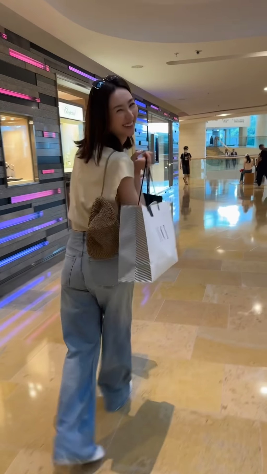 女人shopping是最开心，高海宁也是。