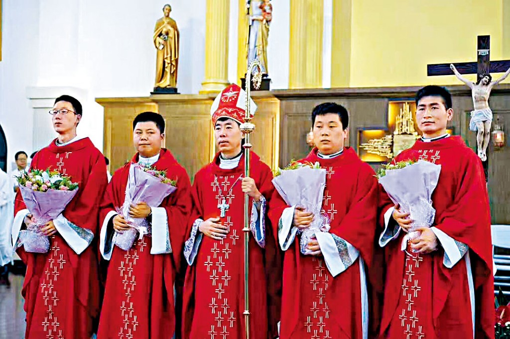2017年，沈斌(中)為上海教區主持晉鐸禮。