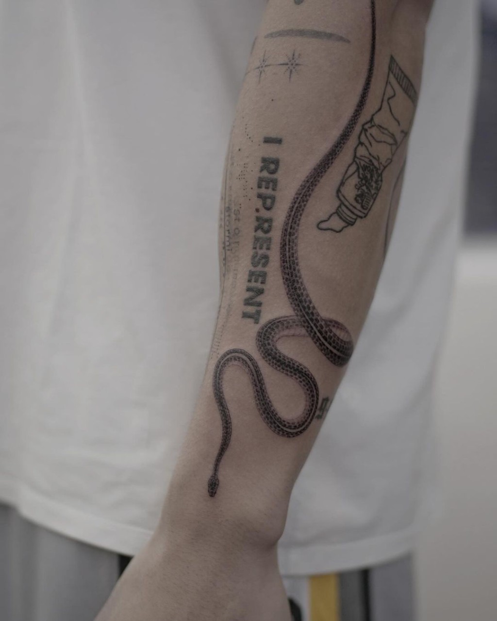 前臂紋有一條蛇。