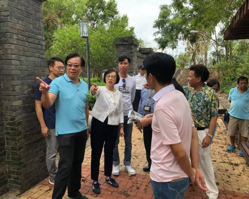 陳肇始(左二)到元朗視察「山竹」襲港後,清理垃圾的進展。