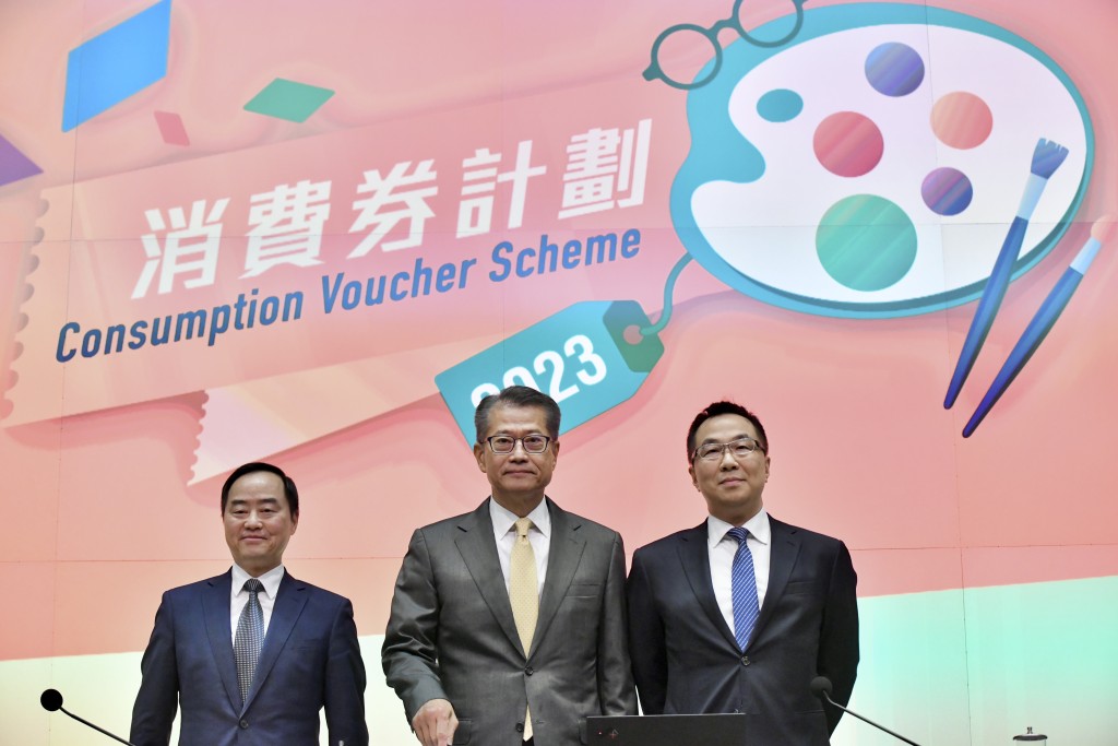 陳茂波（中）介紹新一輪消費券計劃，首期於4月中發放。盧江球攝