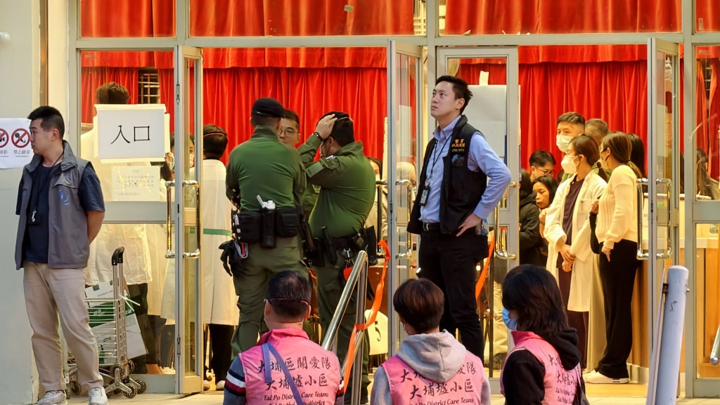 傍晚時分,社區會堂內仍有數名居民進行認屍。黃文威攝 傍晚時分,社區會堂內仍有數名居民進行認屍。黃文威攝