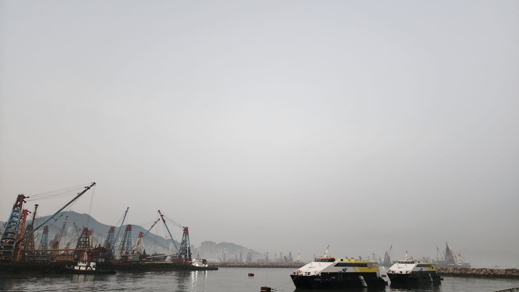 本港地區今日大致多雲，早上天氣稍涼。黎志偉攝