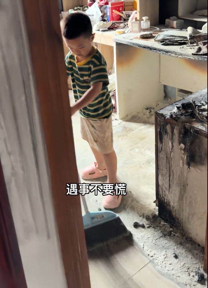 火災後，大彭情緒穩定，語氣平靜的教育兒子。抖音
