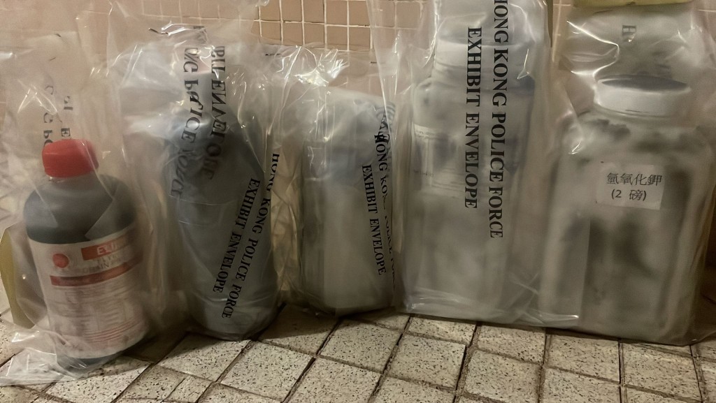 圖為檢獲的原材料包括氯酸鉀、硫酸鈉及通渠水等化學物。警方圖片