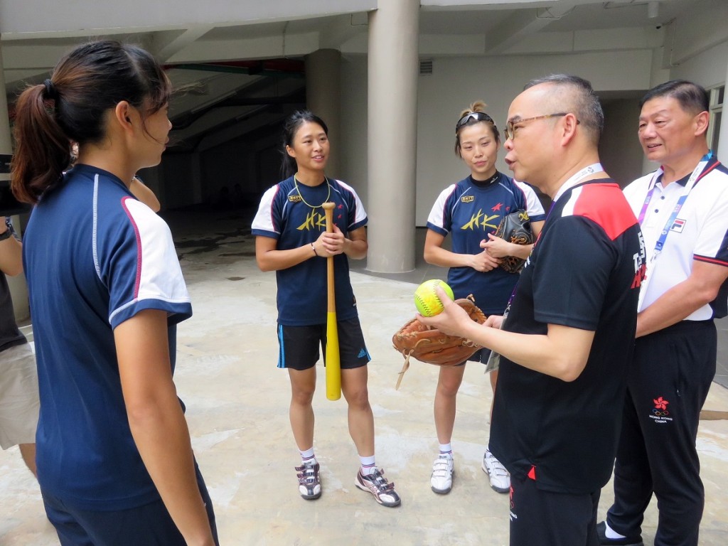 刘江华（右二）与香港女子垒球队队员交谈，了解她们的练习情况。政府新闻处图片