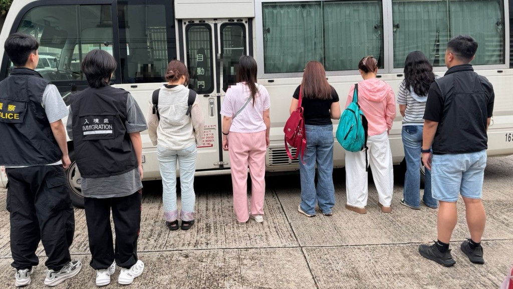 行动中拘捕14男女。