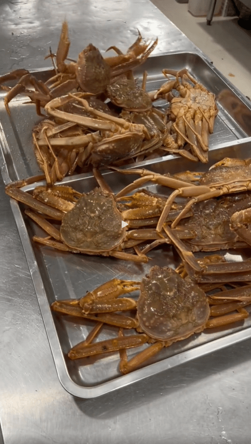 豪华的幼稚园料理有长脚蟹。（抖音截图）