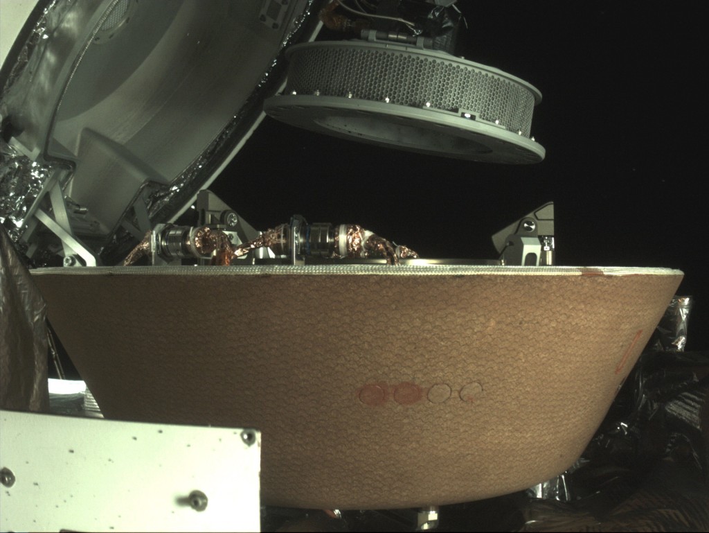在贝努小行星上，一个样本容器悬停在「欧西里斯号」太空舱上方。 美联社