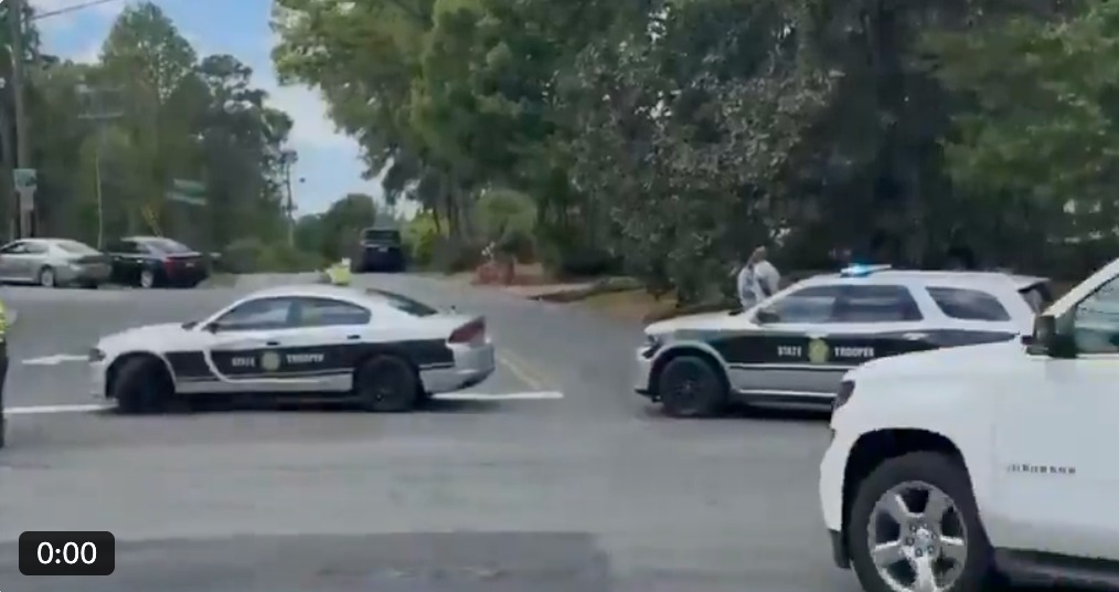 据当地警方初步调查，案发前公园内有数人发生争执，双方随后爆发肢体冲突，期间有人突然掏出枪械乱枪扫射，多名在场人士走避不及中弹倒地。X@AztecaNoticias现场影片截图