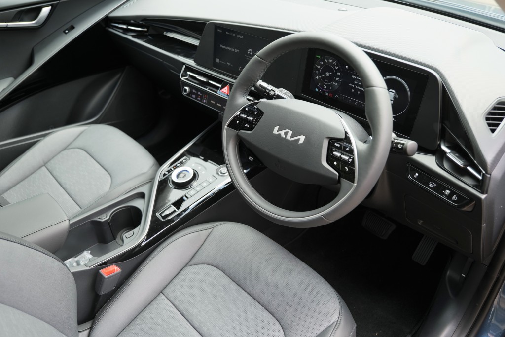 ●表板布局跟同廠EV6非常相似,10.25吋數碼表板、中控台8吋觸控屏幕及軚盤+/-動能回收撥片均為標準裝備。 ●表板布局跟同廠EV6非常相似,10.25吋數碼表板、中控台8吋觸控屏幕及軚盤+/-動能回收撥片均為標準裝備。