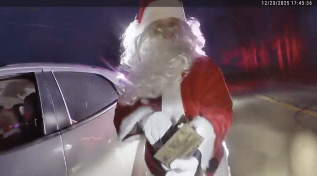 副警長聽後一邊狂笑一邊調侃：「連聖誕老人都要帶武器？世道真的變了！」