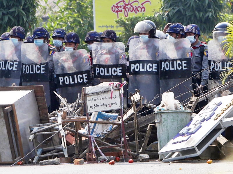 緬甸警方手持盾牌戒備。AP圖片