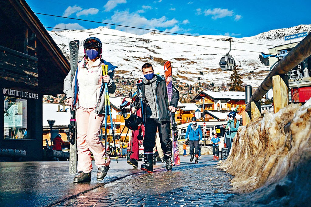 瑞士豪華滑雪勝地韋比爾的滑雪者。