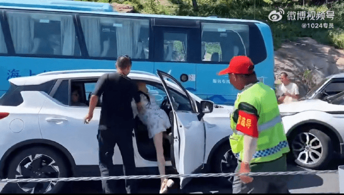 這畫面可見女司機駕駛試圖超車逆行，結果追尾大巴，因此遷怒於對向的司機。