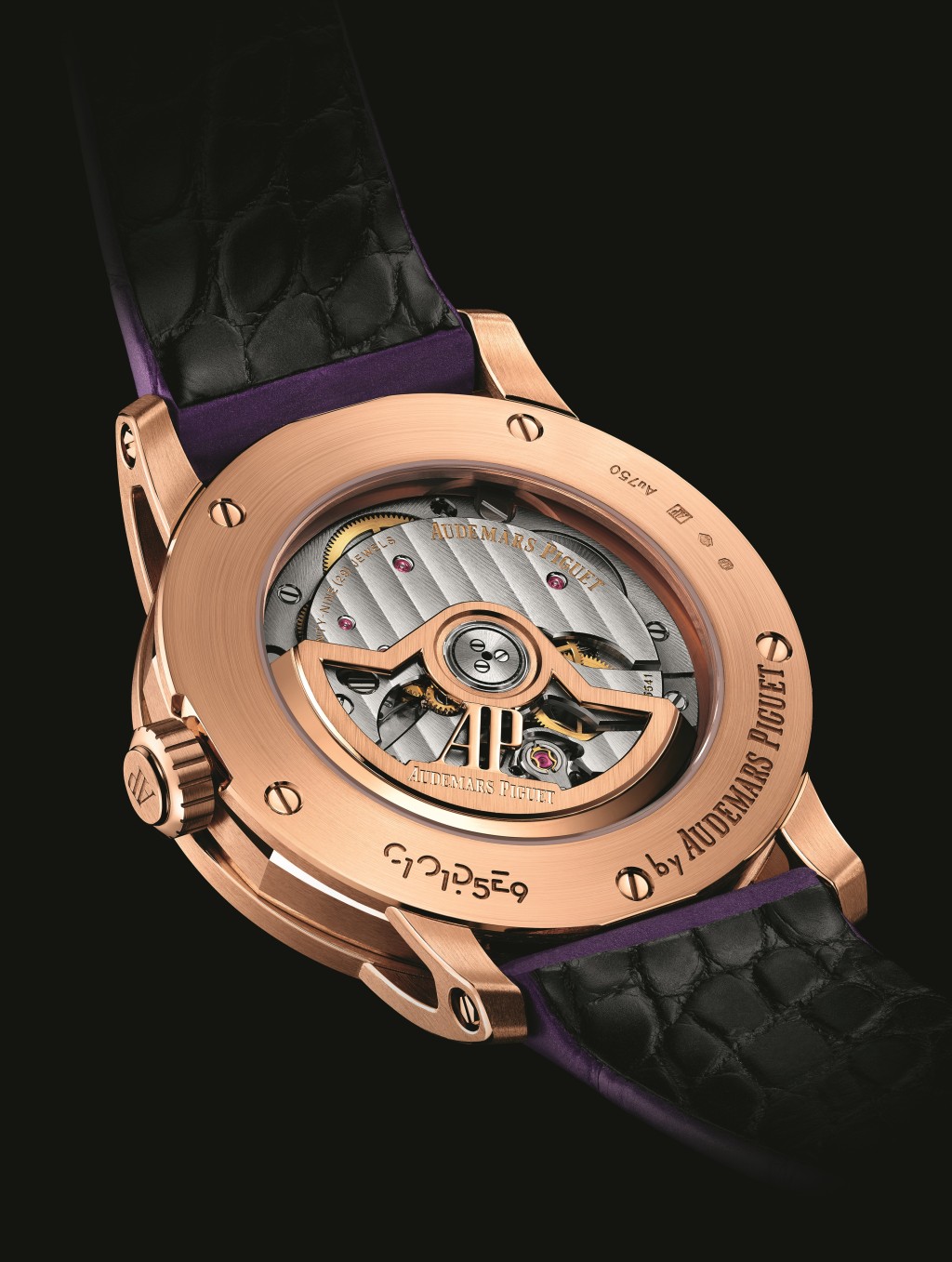 透過藍寶石水晶玻璃底蓋，可觀賞到22K玫瑰金自動盤及其他零件上的高級製錶精修裝飾。