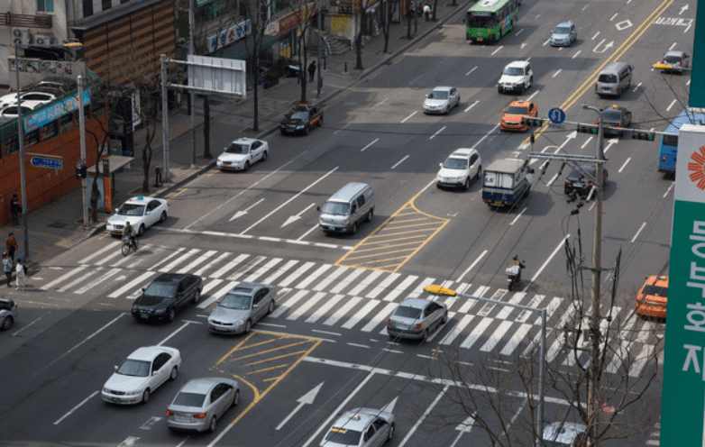 該區道路共兩條車道，外側車道供一般車輛行駛，內側車道則封閉作為比賽路線。Alamy示意圖