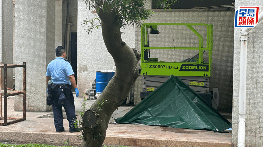 警員用帳篷遮蔽遺體調查。梁國峰攝