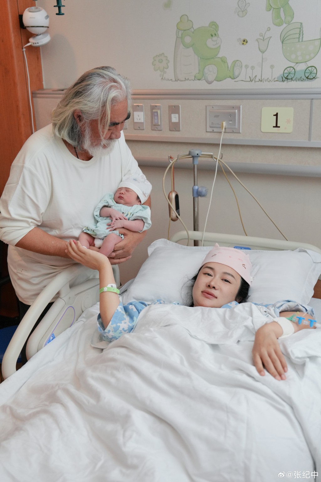 74歲的張紀中與43歲妻子杜星霖，去年誕下幼女。微博