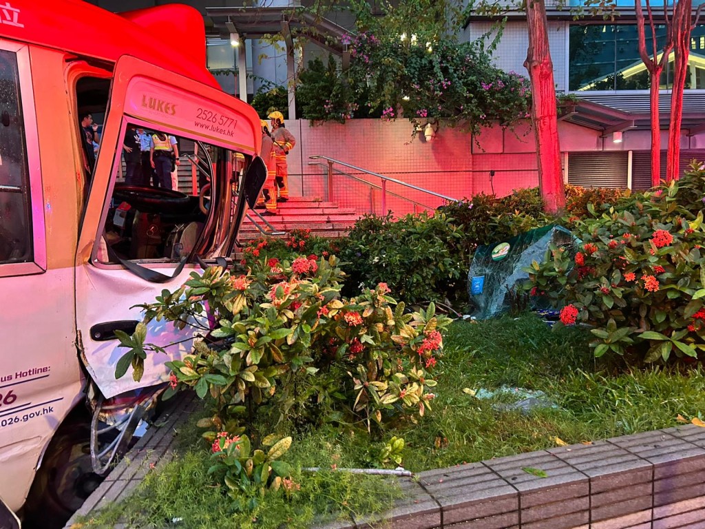 小巴車頭凹陷，擋風玻璃甩脫。