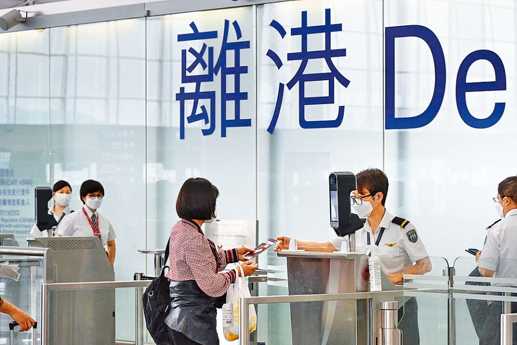本港最新人口數字跌至約733萬人，其中有6萬名居民移出。