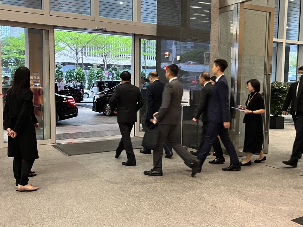 郑雁雄在会议结束后没有接受记者提问就匆匆离开政府总部。黄子龙摄