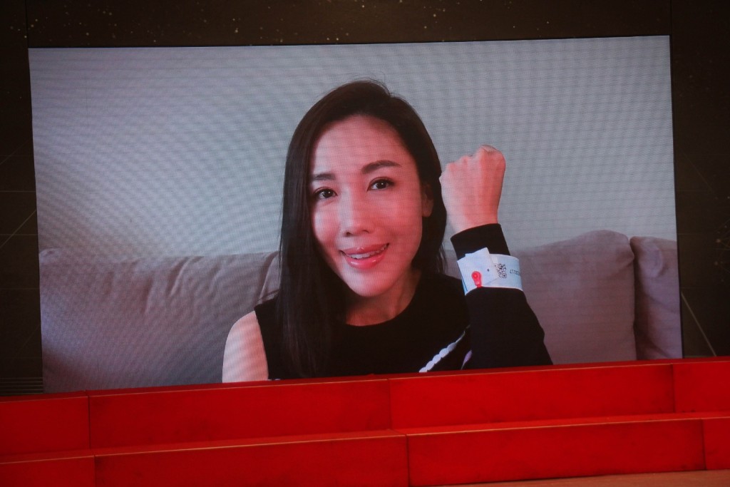 李施嬅因為要居家隔離 ,故拍片感謝觀眾支持。