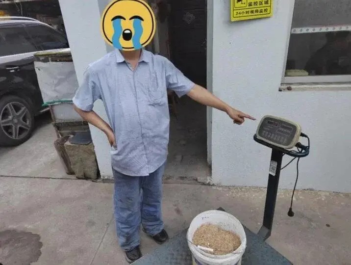 小周用特製褲企圖在工廠偷出20公斤銅粉變賣。玉環公安 小周用特製褲企圖在工廠偷出20公斤銅粉變賣。玉環公安