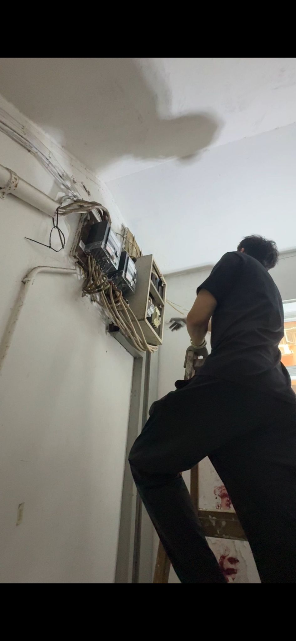 註冊電工進行檢查後，建議Y小姐先行斷電，以防有漏電隱患。（被訪者提供）