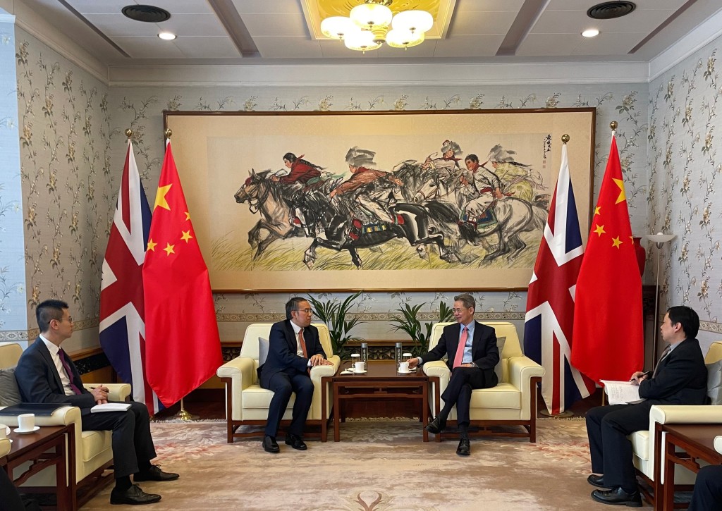 許正宇（左二）於英國倫敦禮節性拜會中國駐英國大使鄭澤光（右二）。（政府新聞處）