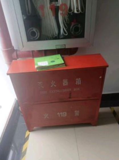 男生曾用灭火器砸学校设施。抖音